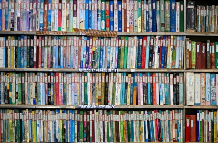 Des livres en ourdou dans une librairie du Bazar ourdou, dans le centre historique de New Delhi, le 22 octobre 2024 en Inde