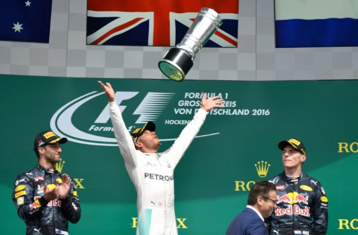 Le Britannique Lewis Hamilton savoure sur le podium sa victoire au GP d'Allemagne sur le circuit d'Hockenheim, le 31 juillet 2016