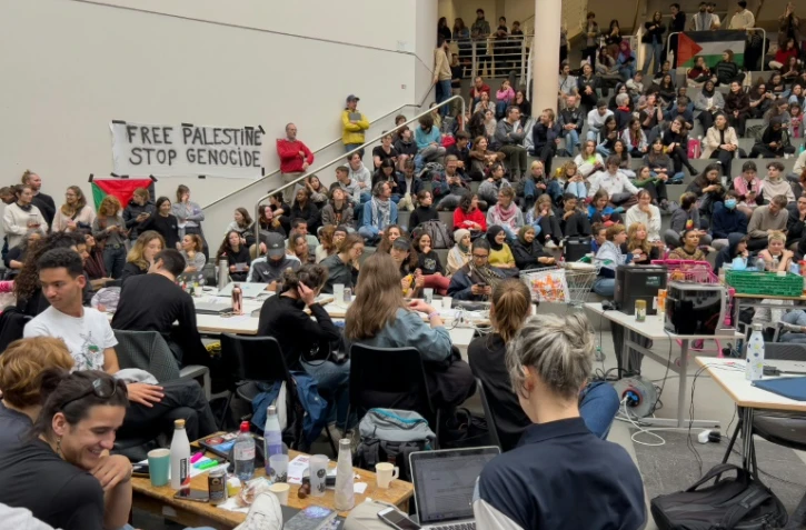 Des étudiants propalestiniens tiennent une assemblée générale dans un amphithéâtre occupé de l'Université de Genève, le 7 mai 2024