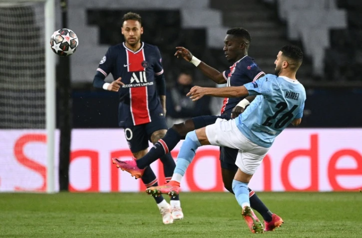 Les Parisiens Neymar et Idrissa Gueye tentent de stopper l'ailier de Manchester City Riyad Mahrez lors de la dernière confrontation entre les deux équipes au Parc des Princes, le 28 avril 2021 