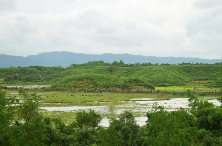 Des civils fuient les combats entre les forces de l'ordre et les rebelles musulmans rohingyas à la frontière entre la Birmanie et le Bangladesh), le 26 août 2017 