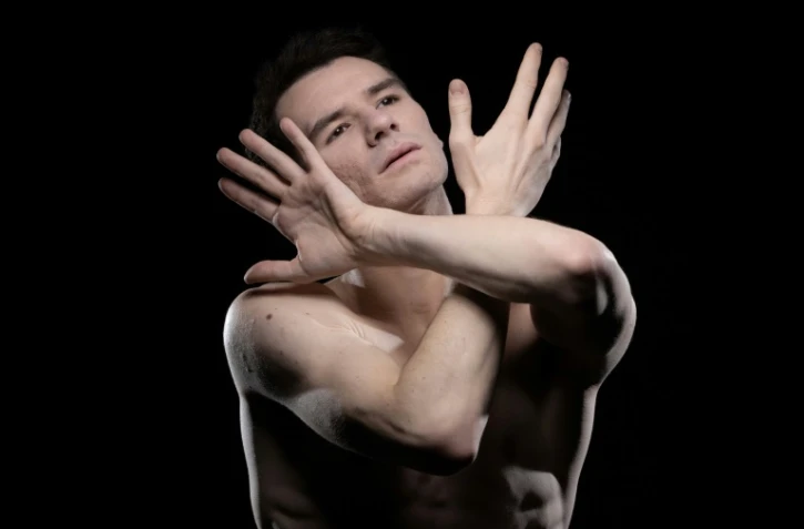 Paul Marque le 18 décembre 2020. A 5 ans, il s'initie à la danse dans un studio avec sa première professeure, Laeticia Michel puis découvre à 7 ans les stages de Biarritz avec Nicole Cavallin, professeure à l'Ecole de danse