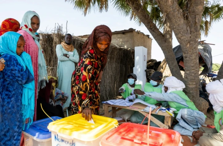 Des membres des tribus nomades tchadiennes de la région d'Ati votent pour les élections législatives, provinciales et locales dans un bureau de vote à Mandelia, au Tchad, le 28 décembre 2024