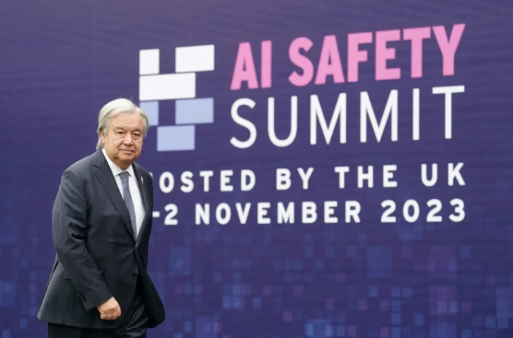 Le secrétaire général de l'ONU Antonio Guterres arrive au deuxième jour du sommet mondial sur les risques de l'intelligence artificielle (IA), le 2 novembre 2023 à Bletchley Park, au Royaume-Uni