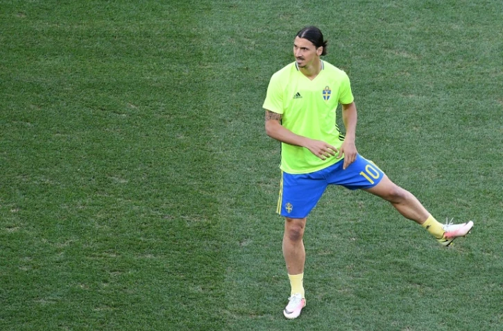 L'attaquant suédois Zlatan Ibrahimovic à l'échauffement avant le match contre la Belgique, le 22 juin 2016 à Nice 