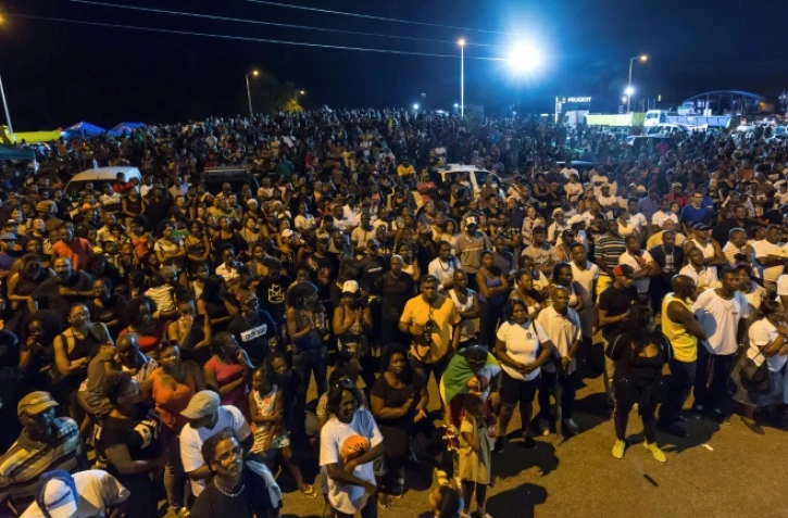 Des milliers de personnes assistent à un meeting près de Cayenne, en Guyane française, le 25 mars 2017