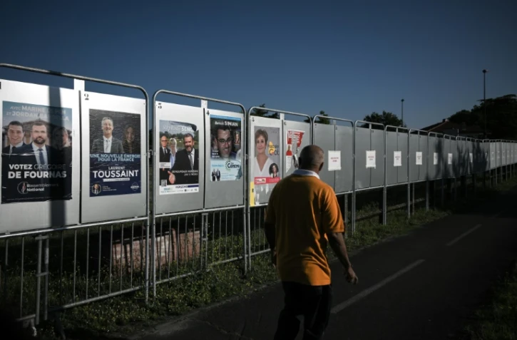 Affiches de campagne pour les élections législatives, le 25 juin 2024 à Parempuyre, en banlieue de Bordeaux