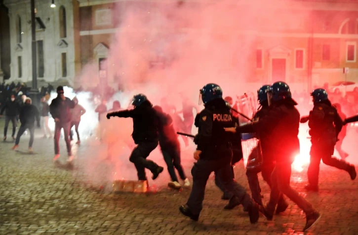 Des policiers face à des proches du parti d'extrême droite Forza Nuova protestant contre le couvre-feu dans le centre de Rome, le 24 octobre 2020