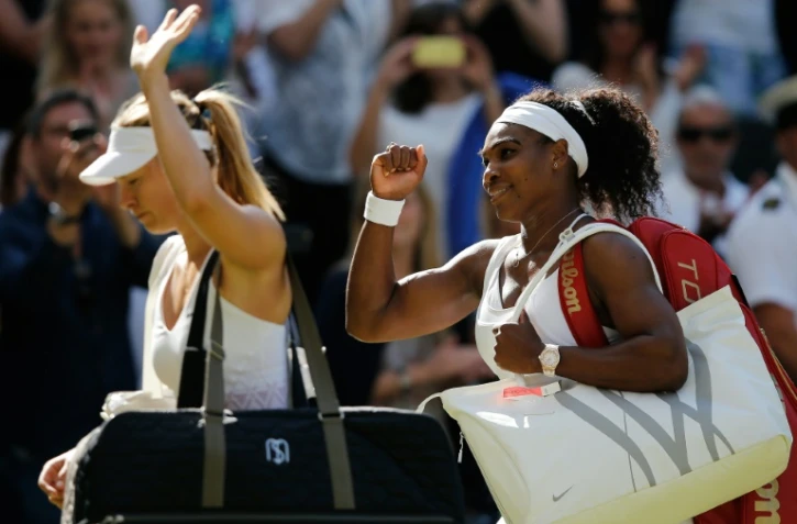 Maria Sharapova (à gauche), le 9 juillet 2015 à Wimbledon aprés sa défaite face à Serena Williams
