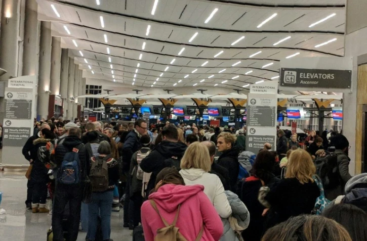 Une photo diffusée sur Twitter montre des passagers qui attendent dans un terminal de l'aéroport Hartsfield-Jackson d'Atlanta, paralysé par une panne électrique, le 17 décembre 2017