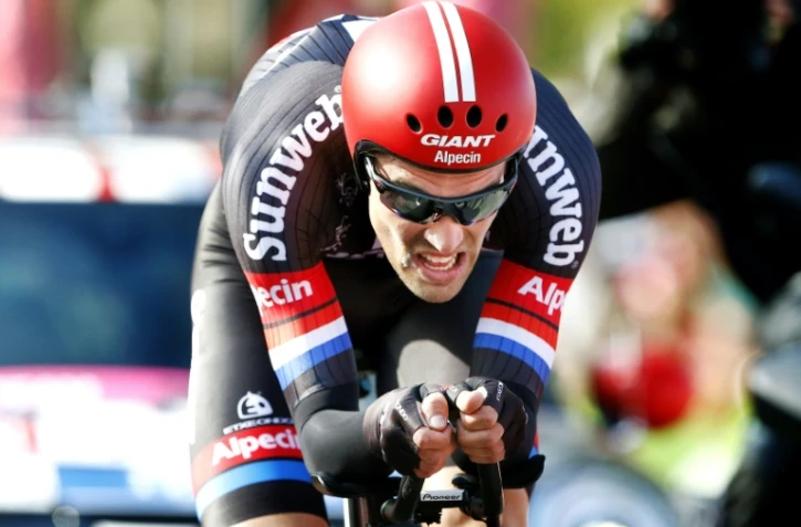 Le NéerlandaisTom Dumoulin remporte la 1re étape du Tour d'Italie, un contre-la-montre de 9,8 km autour d'Apeldoorn au Pays-Bas, le 6 mai 2016