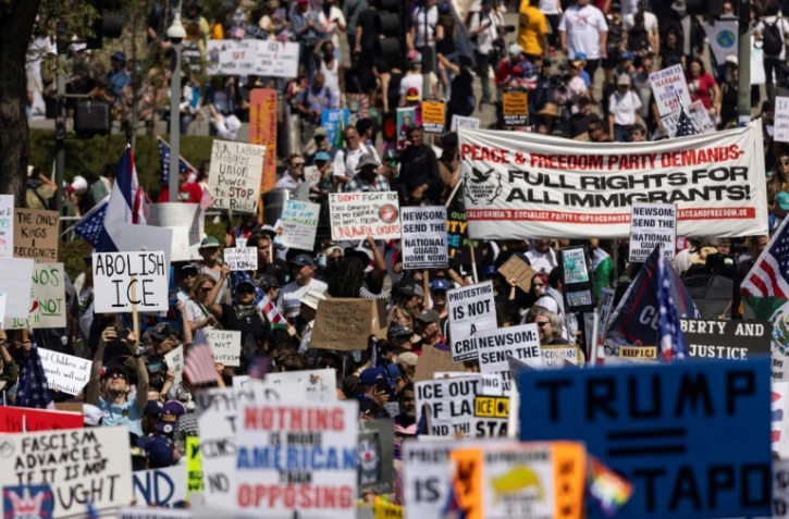 Des manifestants participant à la marche "No Kings" en opposition aux politiques de Donald Trump à Los Angeles, en Californie, le 14 juin 2025