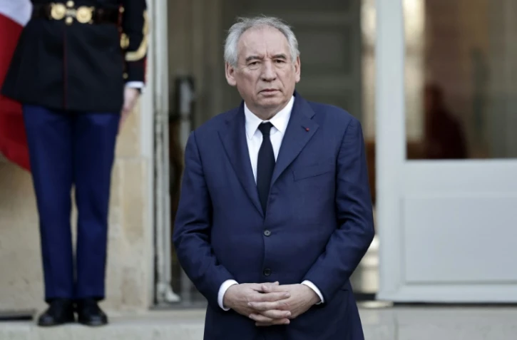 Le Premier ministre François Bayrou observe une minute de silence pour les victimes du cyclone Chido qui a frappé l'archipel de Mayotte, à l'hôtel Matignon à Paris, le 23 décembre 2024