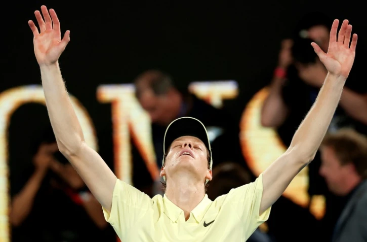 L'Italien Jannik Sinner célèbre sa victoire sur l'Allemand Alexander Zverev en finale du simple messieurs de l'Open d'Australie de tennis, à Melbourne, le 26 janvier 2025