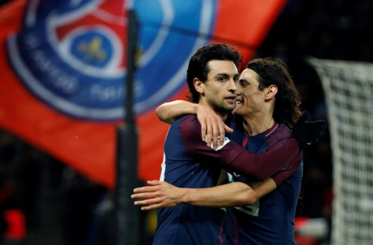 Javier Pastore (g) félicité par son coéquipier Edinson Cavani après un but pour le PSG contre Guingamp en Coupe de France, le 24 janvier 2018 au Parc des Princes