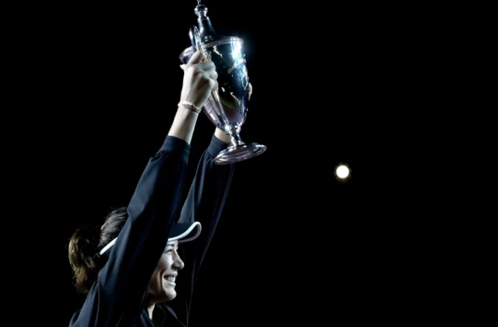 L'Espagnole Garbine Muguruza brandit son trophée après sa victoire en finale du Masters WTA, le 17 novembre 2021 à Zapopan, au Mexique 