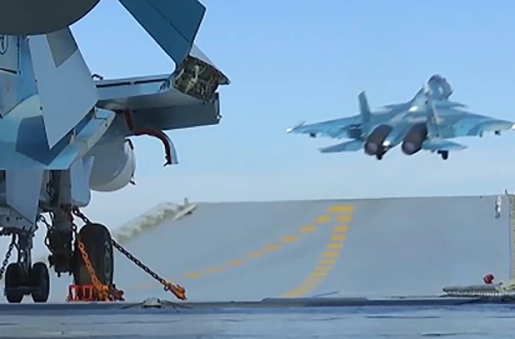 Photo disponible sur le site du ministère russe de la Défense le 15 novembre 2016 montrant un avion de combat décollant d'un porte-avions au large des côtes syriennes lors de frappes contre des positions de l'EI
