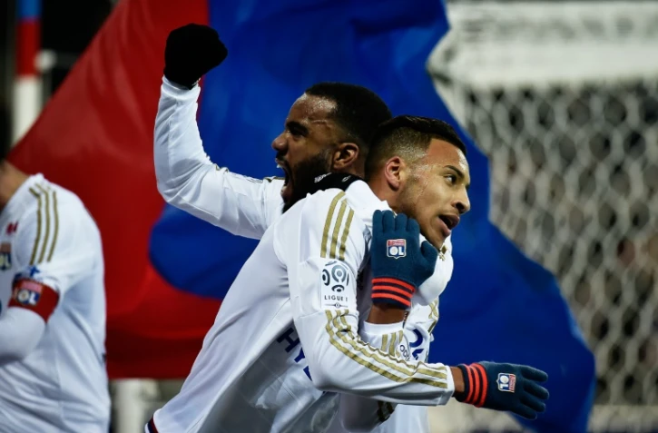 Corentin Tolisso dans les bras d'Alexandre Lacazette après son but contre l'Olympique de Marseille au Parc OL, le 24 janvier 2016  