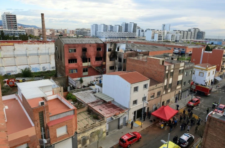 Un entrepôt où habitaient près de 200 migrants et qui a pris feu, faisant au moins trois morts, à Badalona le 10 décembre 2020