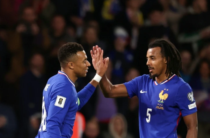 L'attaquant français Kylian Mbappe (à gauche) et le défenseur Jules Kounde lors du match de qualification pour le Mondial-2026 face à l'Ukraine, au Parc des Princes, le 13 novembre 2025