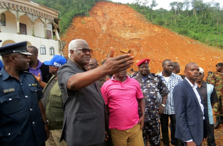 Le chef de l'Etat sierra-léonais, Ernest Bai Koroma dans le quartier de Regent de Freetown, l'un des plus touchés par la catastrophe, le 15 août 2017