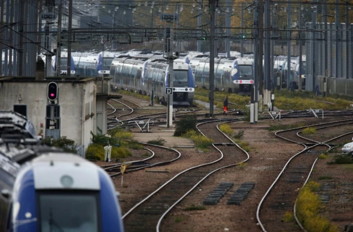 Des trains express régionaux (TER) de Normandie, photographiés à la gare SNCF de Sotteville-les-Rouen le 22 octobre 2015