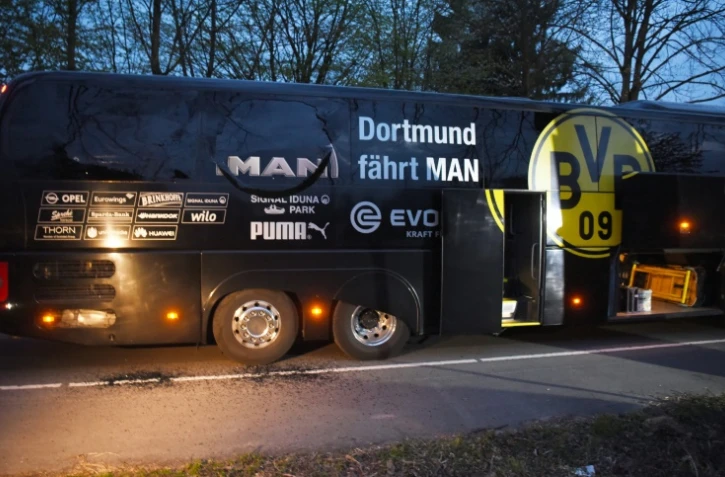Le bus des joueurs du club de football de Dortmud visé par une attaque à l'explosif, le 11 avril 2017 à Dortmund, en Allemagne