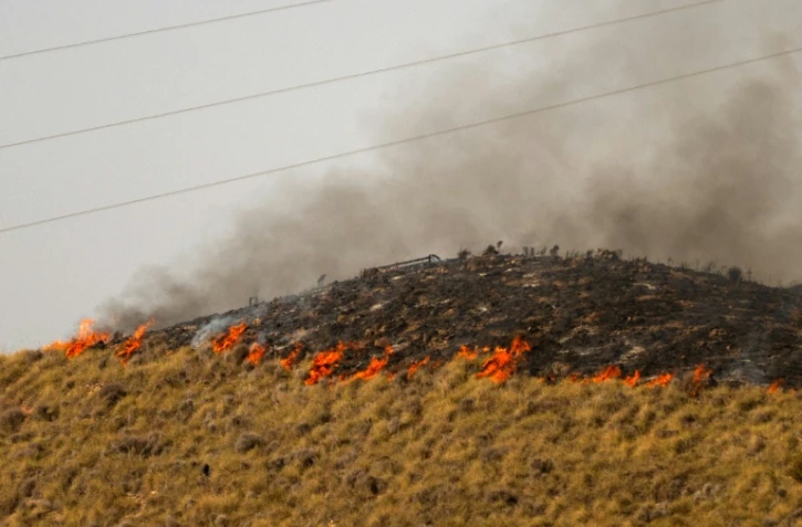 Des flammes s'étendent sur un colline près de Bedar, dans le district de Los Gallardos, dans la province espagnole d'Almería, le 11 juillet 2026 en Espagne