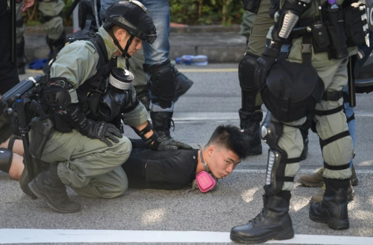 La police arrĂŞte un manifestant dans le quartier de Tuen Mun Ă Hong Kong, le 21 septembre 2019