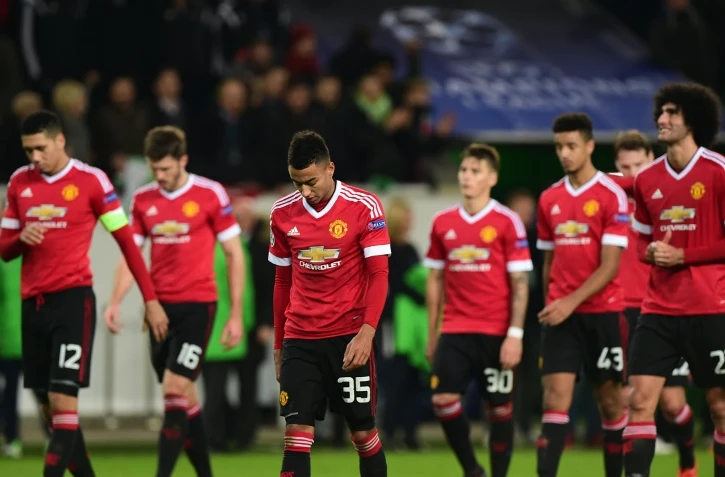 Les joueurs de Manchester United têtes basses après leur défaite à Wolfsburg et leur élimination de la Ligue des champions, le 8 décembre 2015
