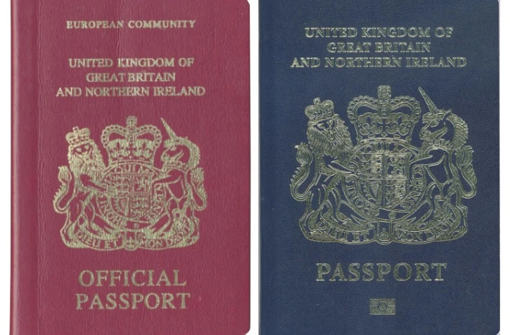 Des passeports brtianniques avec et sans la mention "European Community", à Londres le 22 décembre 2017