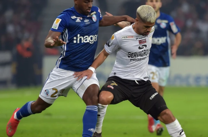 Le milieu de terrain de Strasbourg Lionel Carole (g) auteur du tir au but du titre face à Guingamp en finale de Coupe de la Ligue le 30 mars 2019