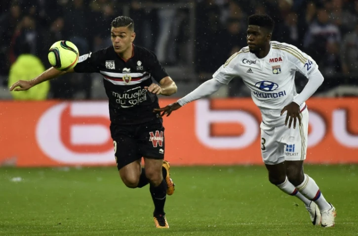 L'attaquant niçois Hatem Ben Arfa (G) face au défenseur lyonnais Samuel Umtiti, le 15 avril 2016 à Décines-Charpieu (banlieue de Lyon)