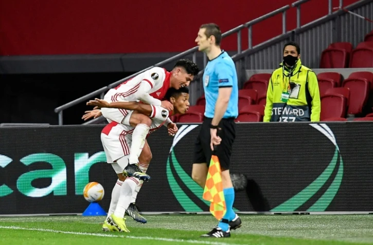 L'attaquant brésilien de l'Ajax Amsterdam, David Neres, célèbre avec un coéquipier, son but marqué contre Lille, lors du 16e de finale retour de la Ligue Europa, le 25 février 2021 à Amsterdam