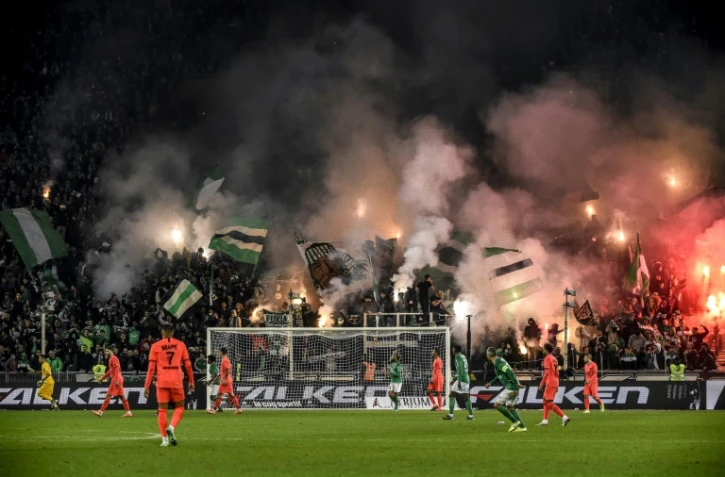 Les supporteurs de Saint-Etienne allument des fumigènes lors du match contre le PSG, le 15 décembre 2019 à Geoffroy-Guichard