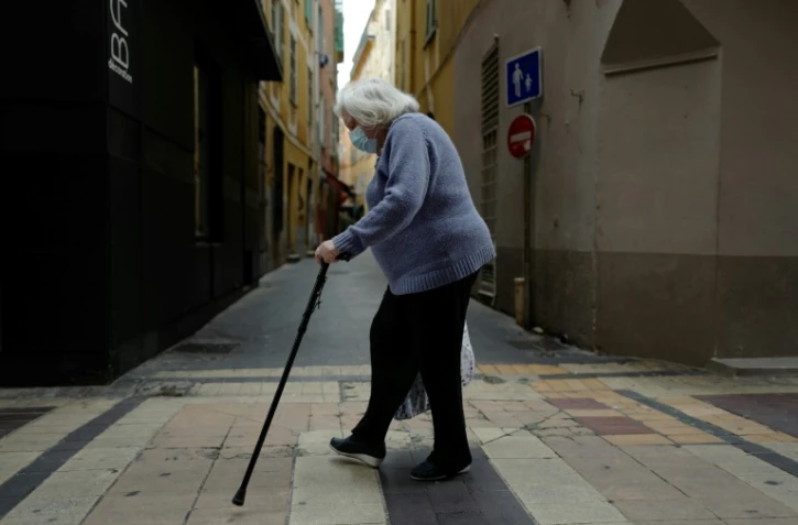 Une personne âgée traverse une rue de Nice, avec un masque de protection, le 22 avril 2020