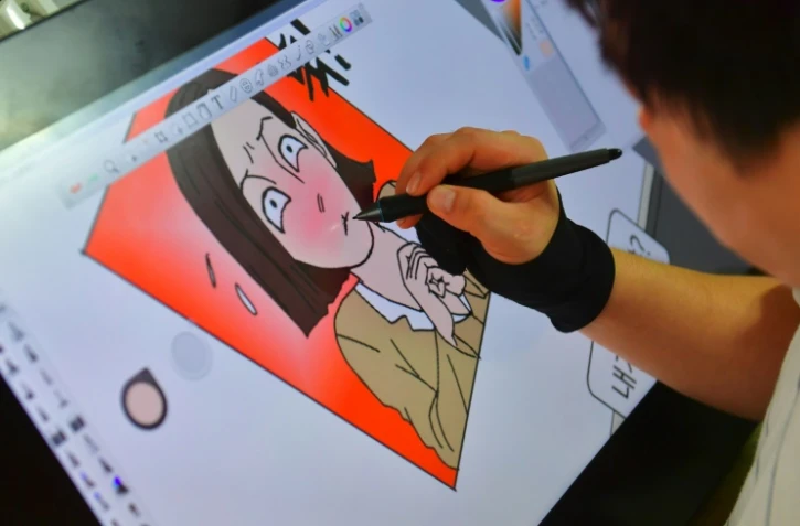 Le transfuge nord-coréen Choi Sung-Guk dessine une BD comique à Seoul, le 9 août 2016