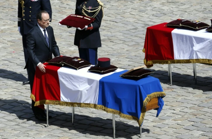 A Paris, le 20 avril 2016, François Hollande rend hommage aux trois soldats français tombés le 12 avril dans le nord du Mali