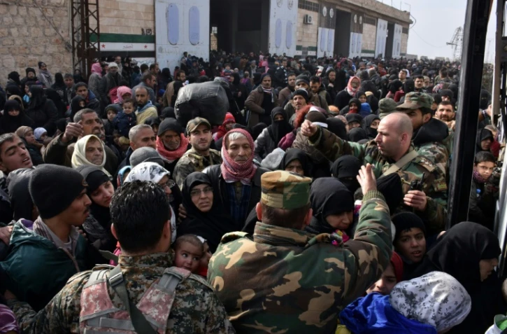 Des civils fuient les quartiers d'Alep-Est, le 29 novembre 2016 