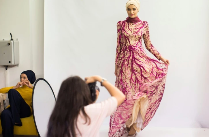 L'industrie de la mode islamique fleurit à Istanbul. Ici un modèle est présenté dans un atelier le 6 septembre 2016