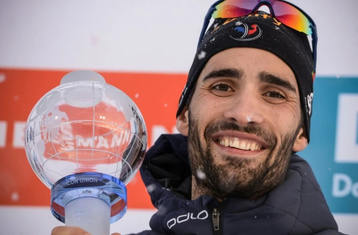 Martin Fourcade avec son 4e petit Globe de cristal après la mass start 15 km, à Tioumen, le 25 mars 2018