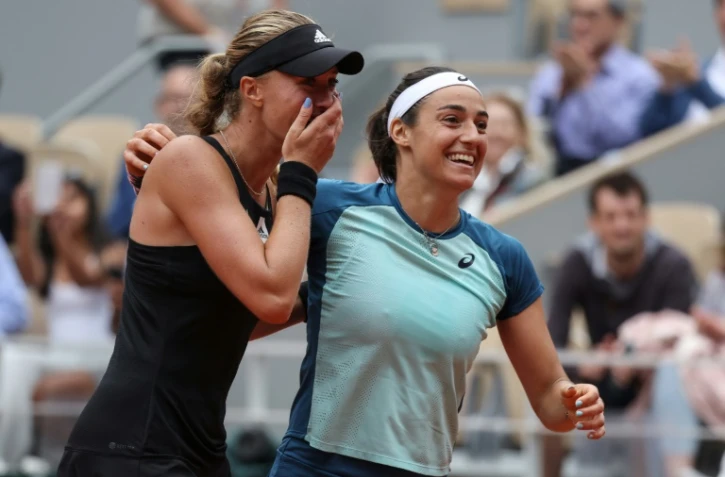Les Françaises Kristina Mladenovic (g) et Caroline Garcia, sacrées en double à Roland-Garros, le 5 juin 2022