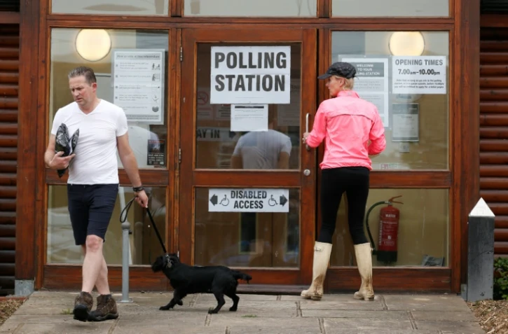 Des Britanniques votent au référendum à Little Milton le 23 juin 2016