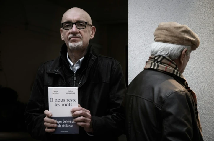 Georges Salines et Azdyne Amimour le 13 janvier à Paris, avec le livre qu'ils ont écrit à quatre mains, "Il nous reste les mots"