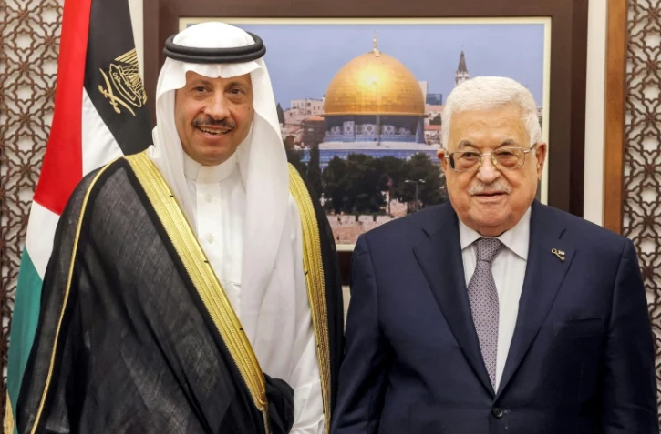 Photo diffusée par le Bureau de presse de l'Autoritté Palestinienne montrant le président palestinien Mahmoud Abbas (d) et le chef de la délégation saoudienne Nayef al-Sudaïri, le 26 septembre 2023 à Ramallah