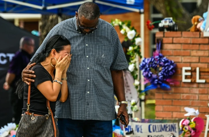 Une femme en pleurs devant un mémorial pour les victimes de la tuerie de l'école primaire Robb, à Uvalde, au Texas, le 29 mai 2022