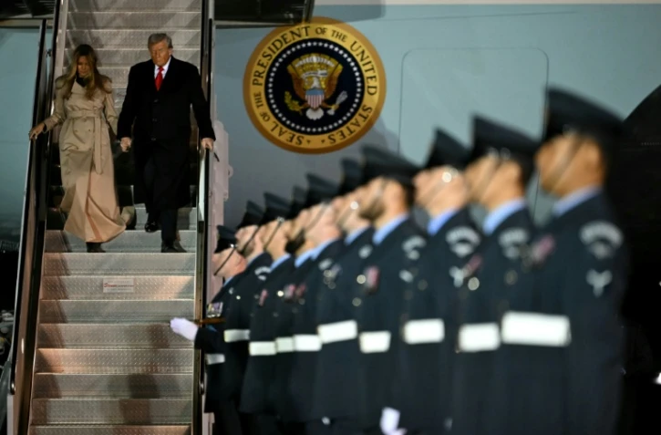 Le président américain Donald Trump et la Première dame Melania Trump débarquent d'Air Force One après avoir atterri à l'aéroport londonien de Stansted, pour une visite de deux jours au Royaume-Uni, le 16 septembre 2025