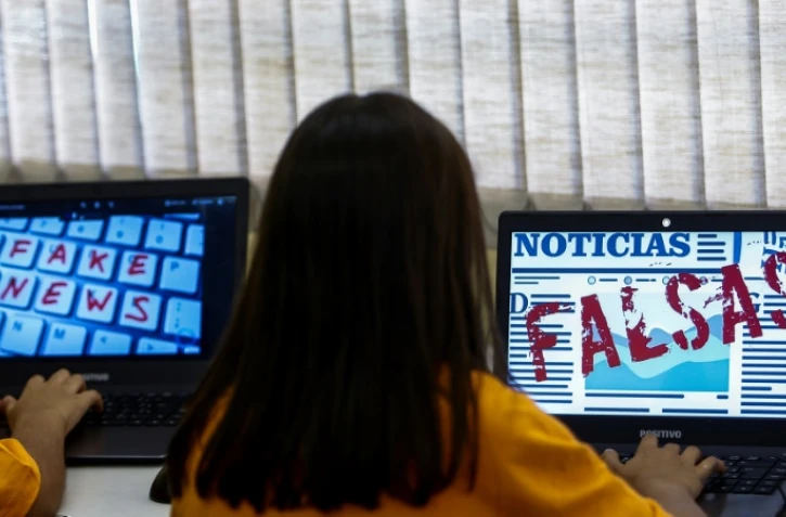 Des élèves de Unified Educational Centers (CEU) suivent un cours sur le "fake news: accès sécurité et véracité de l'information" à Sao Paulo le 21 juin 2018