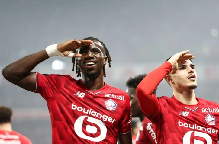 Les Lillois Ngal'Ayel Mukau (g) et Matias Fernandez-Pardo après le troisième but inscrit contre Lens lors du derby, le 4 avril 2026 au stade Pierre Mauroy