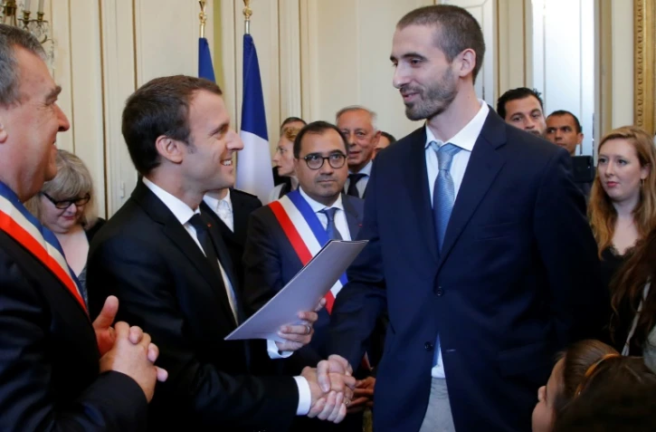 Le président Emmanuel Macron (g), lors d'une cérémonie de naturalisation à la préfecture d'Orléans, le 27 juillet 2017 
